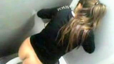 Câmera Escondida Pega Garota Mijando no Banheiro