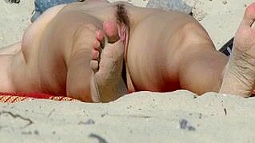 Na praia: Gostosa nua com buceta peluda