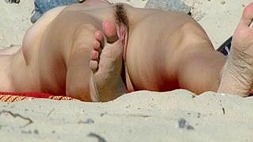 Na praia: Gostosa nua com buceta peluda