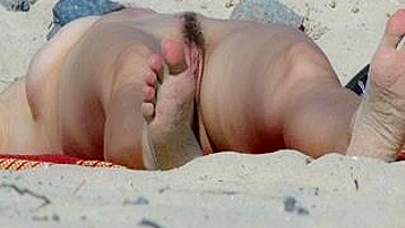 Na praia: Gostosa nua com buceta peluda