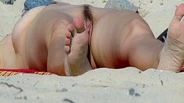 Na praia: Gostosa nua com buceta peluda