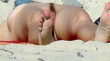 Na praia: Gostosa nua com buceta peluda