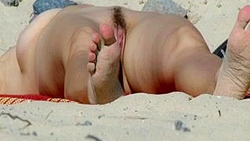 Na praia: Gostosa nua com buceta peluda