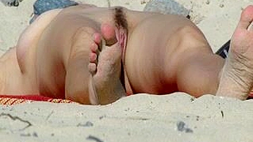 Na praia: Gostosa nua com buceta peluda