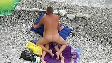 Esposa Chupando e Fodendo Filmada Voyeur na Praia