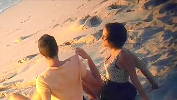 Vídeo Voyeur Real de Casal Flagrado Fodendo em Praia Vazia