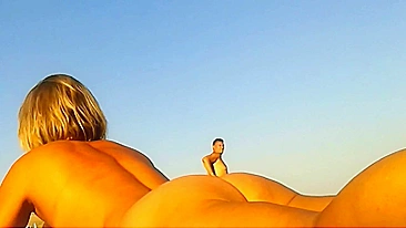 Gostosa nua na praia filmada por voyeur espião