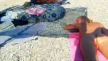 Gostosa nua na praia exposta, gravada por câmera voyeur safada!