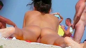 Amadora Nua na Praia com Buceta Filmada por Câmera Escondida