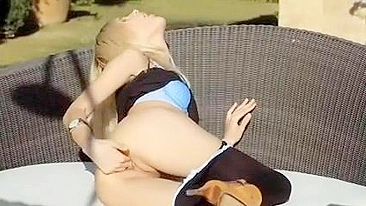 Loira Nua Delícia Tira a Calcinha e se Masturba ao Ar Livre