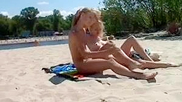 Vídeo Sensacional de Nudistas na Praia com Duas Gatas Nuas e Quentes!