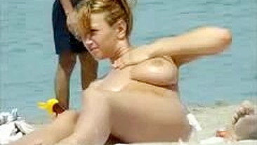 Gatas Nuas Sexy na Praia Capturadas por Câmera Voyeur!