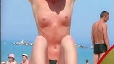 Gatas Nuas Sexy na Praia Capturadas por Câmera Voyeur!