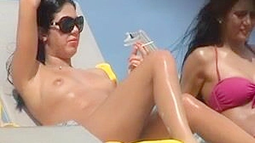 Gata Safada na Praia Filma Peitos de Fora em Câmera Escondida