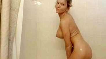 Loira Nua Linda Filma a Própria Buceta em Câmera Caseira