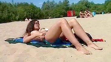 Novinha Magrinha de Peitos Durinhos Brincando Nua na Praia