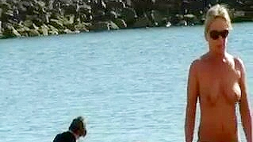 Vídeo de Mulher Madura Sem Blusa na Praia Flagrada na Câmera