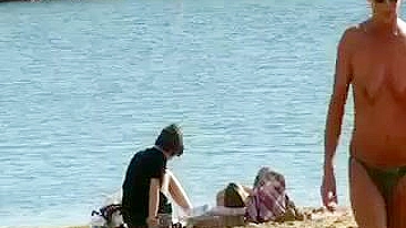 Vídeo de Mulher Madura Sem Blusa na Praia Flagrada na Câmera