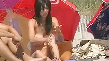 Morena Gostosa de Peitos Grandes Filmada Nua na Praia