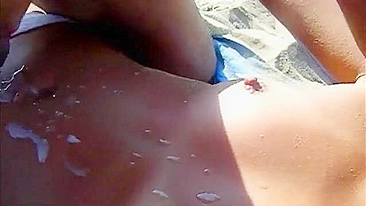 Esposa Puta Swinger Batendo Punheta e Chupando Paus de Desconhecidos na Praia