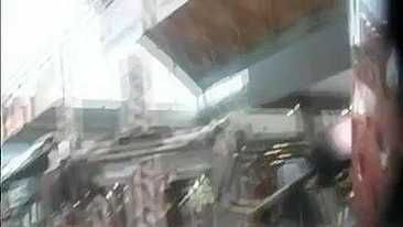 Foto Safada de Saia sem Calcinha em Público!