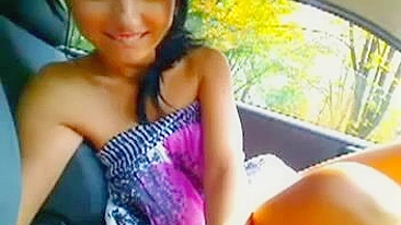 Amadora Fofa Mostra Corpo Nu Dentro do Carro