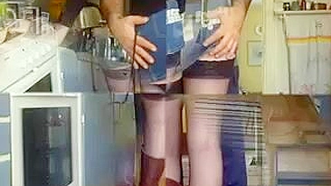 Pernas Sexys da Esposa em Meias Pretas Provocam e Instigam