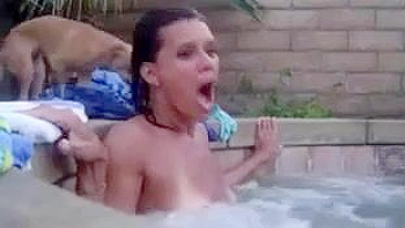 Mulher Sem Blusa na Jacuzzi Gemendo de Prazer com Jatos de Água