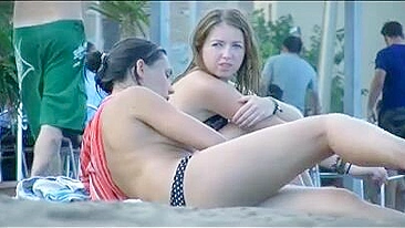 Voyeur Safado Filma Gatinha Sem Blusa na Praia, Tão Maliciosa!