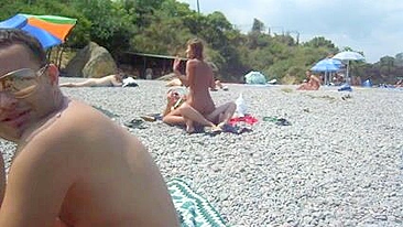 Fodendo na Praia com Gente ao Redor