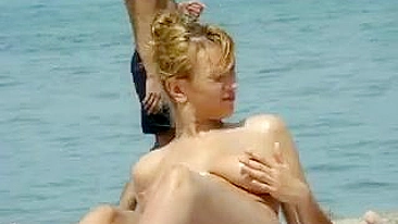 Vídeo Topless na Praia de Mulher Quente com Peitões Lindos