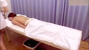 Vídeo de massagem erótica secreta com mulher nua excitada pela massagista