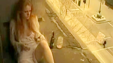 Gata Tarada se Masturba na Varanda de Tesão