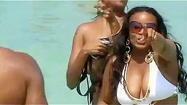 Gata Magrinha e Bronzeada Topless em Miami com Saltos Altos Desfilando