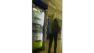 Loira Gostosa com Calça Apertada Mostrando Bunda Perfeita