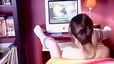 Gostosa Flagrada se Masturbando em Vídeo Pornô pelo Colega de Quarto