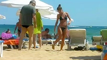 Voyeur safado filma momentos privados de gatas topless na praia