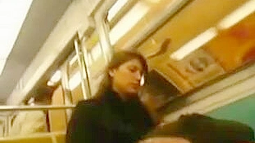 Mostrando o Pau no Metrô pra uma Gata Gostosa