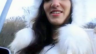 Garota Fofa Mostra Bunda e Buceta no Estacionamento Público