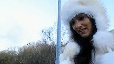 Garota Fofa Mostra Bunda e Buceta no Estacionamento Público