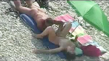 Casal Nu na Praia Flagrado por Câmera Espiã Transando