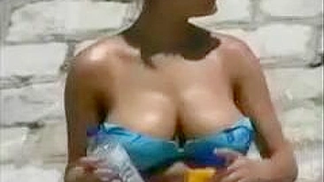 Praia de Nudismo na Riviera Francesa com Gatas Peladas e Peitos à Mostra