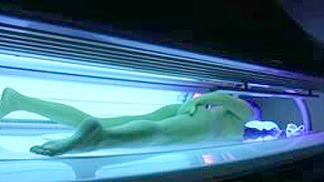 Câmera escondida no solário filmando gata nua sexy