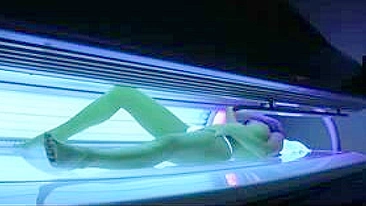 Câmera escondida no solário filmando gata nua sexy