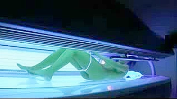 Câmera escondida no solário filmando gata nua sexy