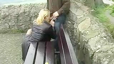 Casal tarado fode com tesão em lugar público