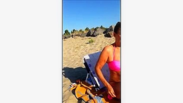 Esposa Madura Tira Sutiã pra Tomar Sol de Topless na Praia