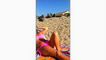 Esposa Madura Tira Sutiã pra Tomar Sol de Topless na Praia