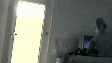 Gata Sensual Se Despindo em Particular, Flagrada por Câmera Escondida