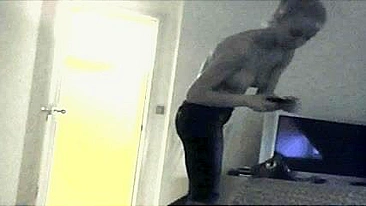 Gata Sensual Se Despindo em Particular, Flagrada por Câmera Escondida
